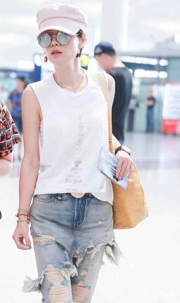 被传离婚后马伊琍首次现身,戴“可乐瓶盖”耳环打扮超年轻