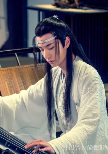 本以为肖战和王一博舞技超群,看到师姐,才懂为什么他们是弟弟!