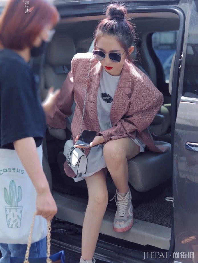 匡威已经过时,今年流行孟美岐的“猪肝靴”