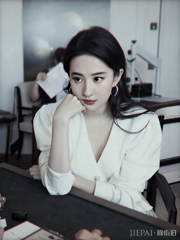 再次感受刘亦菲的美颜暴击,冷淡风路线也是疯狂圈粉