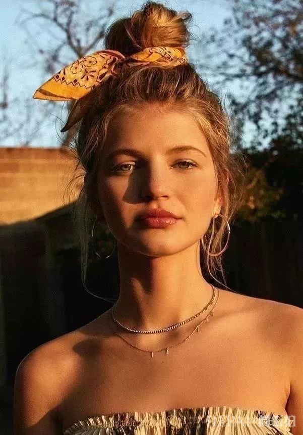 别说丸子头显脸大了，学lisa这么扎清爽时尚秒变女神！