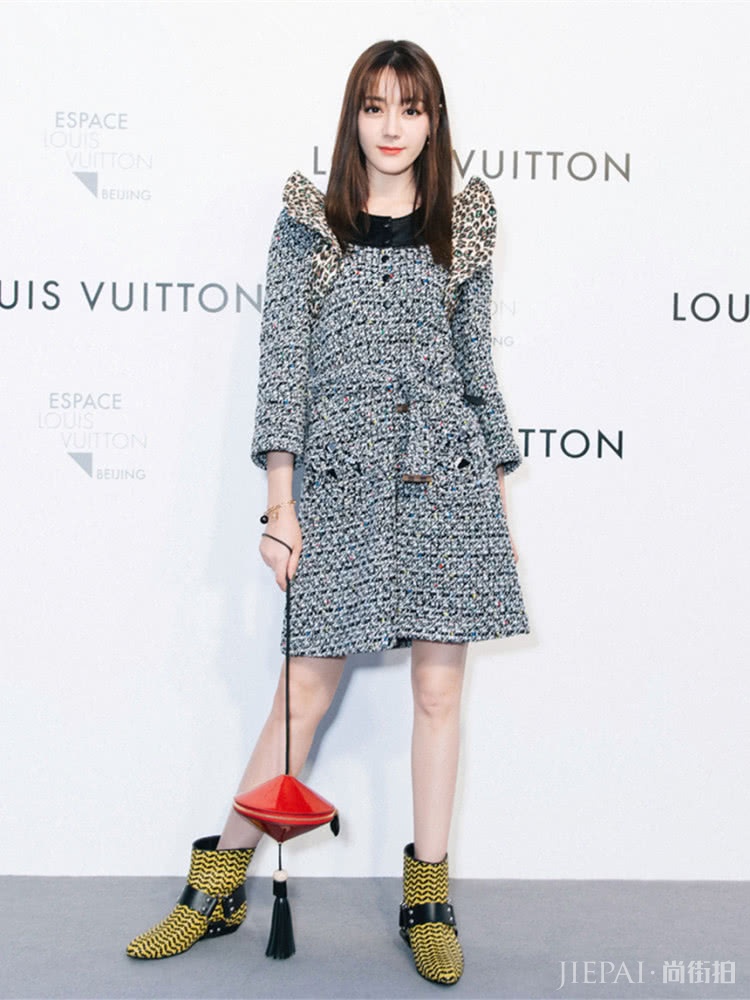 热巴粗呢连衣裙显成熟，张子枫印花装太青春