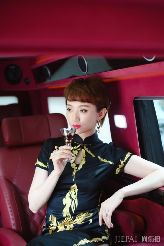 祁同伟小12岁老婆明媚娇俏,穿上旗袍优雅又大气