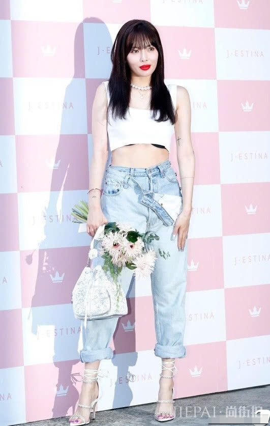 金泫雅居然穿了两条牛仔裤,看到她的脚踝我酸了