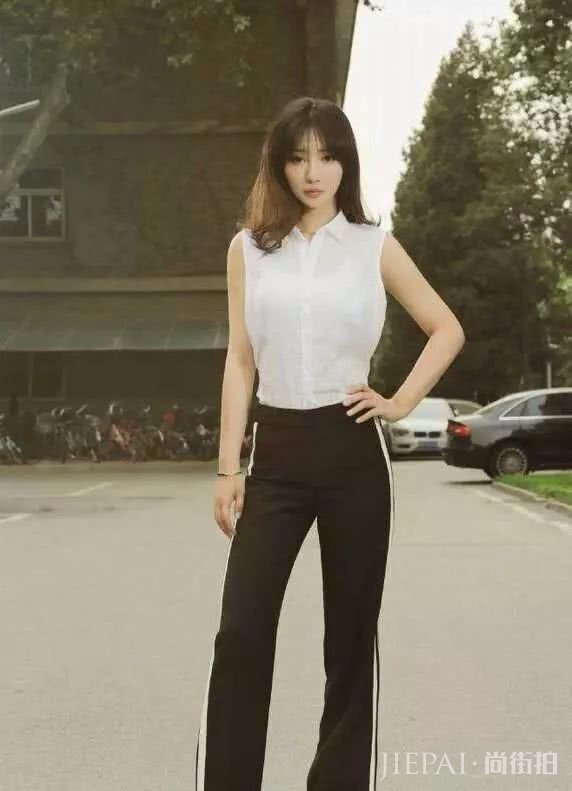 柳岩一身清爽打扮现身装扮个性少女,可惜败给了这双鞋拉低美感