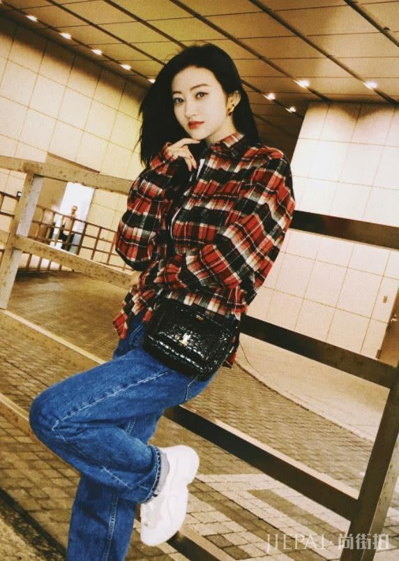 景甜日常太接地气!偶遇粉丝不躲闪,小鲜肉们真得学学