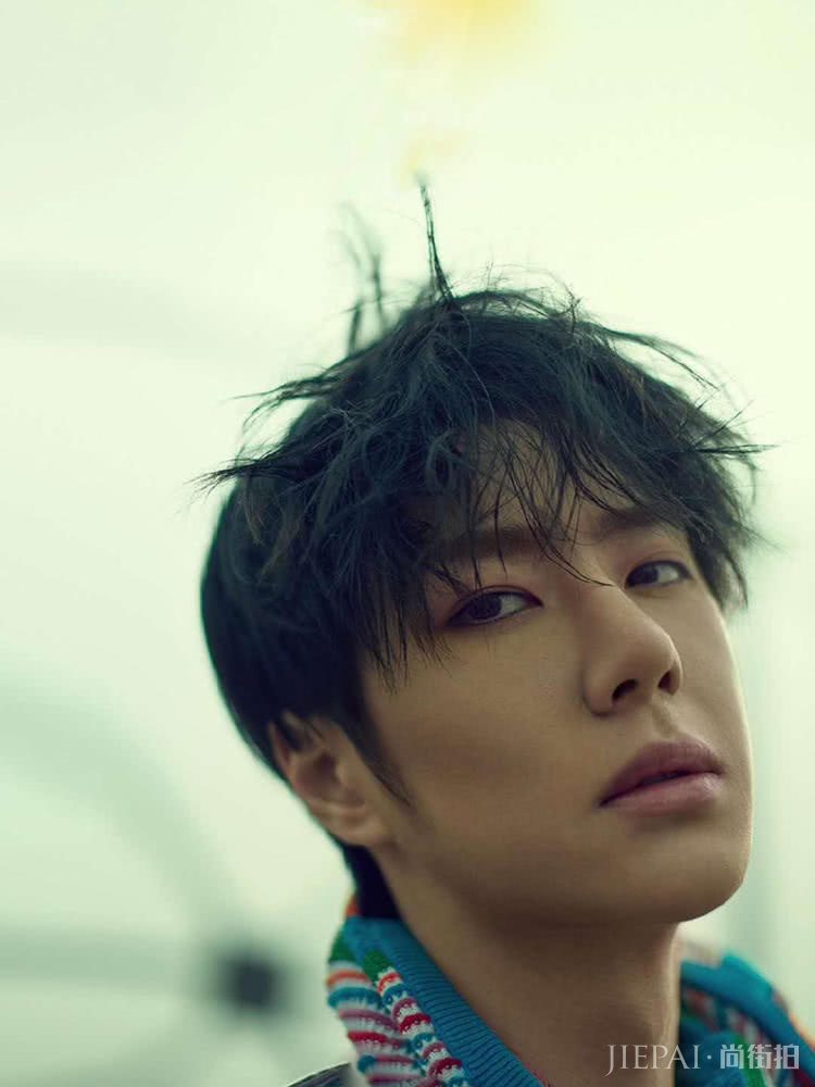 滑板少年王一博运动风搭配帅气又有活力