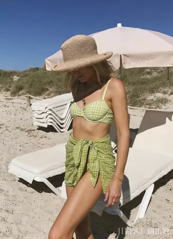 泫雅、Lisa都爱的显白牛油果色，谁穿谁美