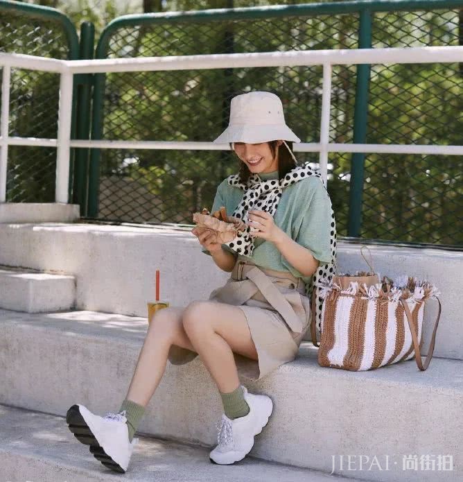 吴昕工装短裤配长袜,太有少女感了