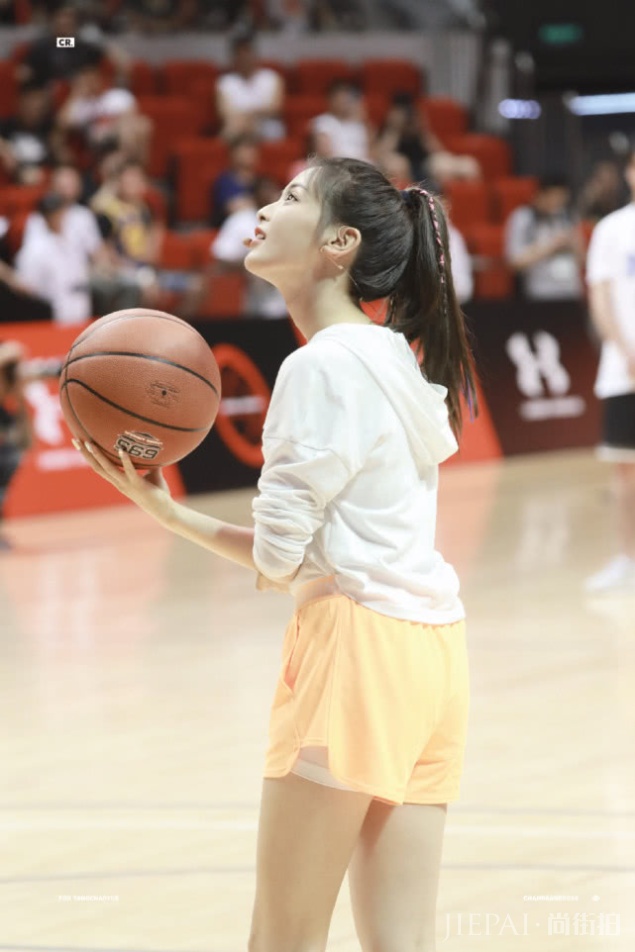 沈梦辰撞上杨超越,高马尾造型还搭脏辫,差10岁却美得不相上下