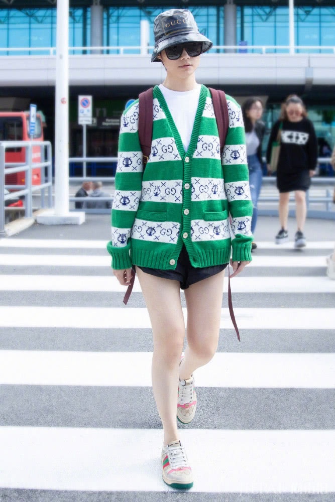 李宇春晒近照大秀好身材，穿千鸟格连体裤韵味十足