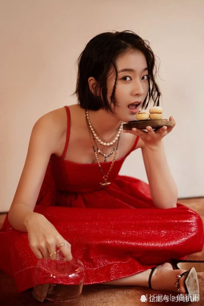 张雪迎气质太好,穿红色吊带皮裙甜美又太迷人