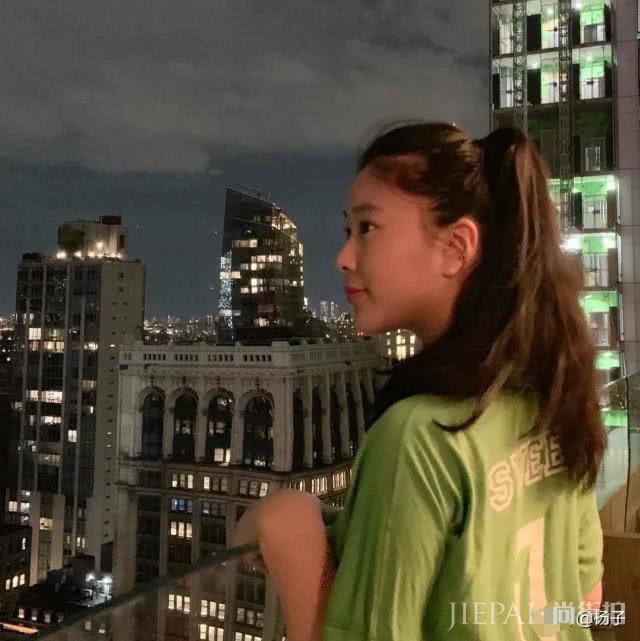 扬子大女儿杨海润近照,自豪发文:你长大,我没变老,真好