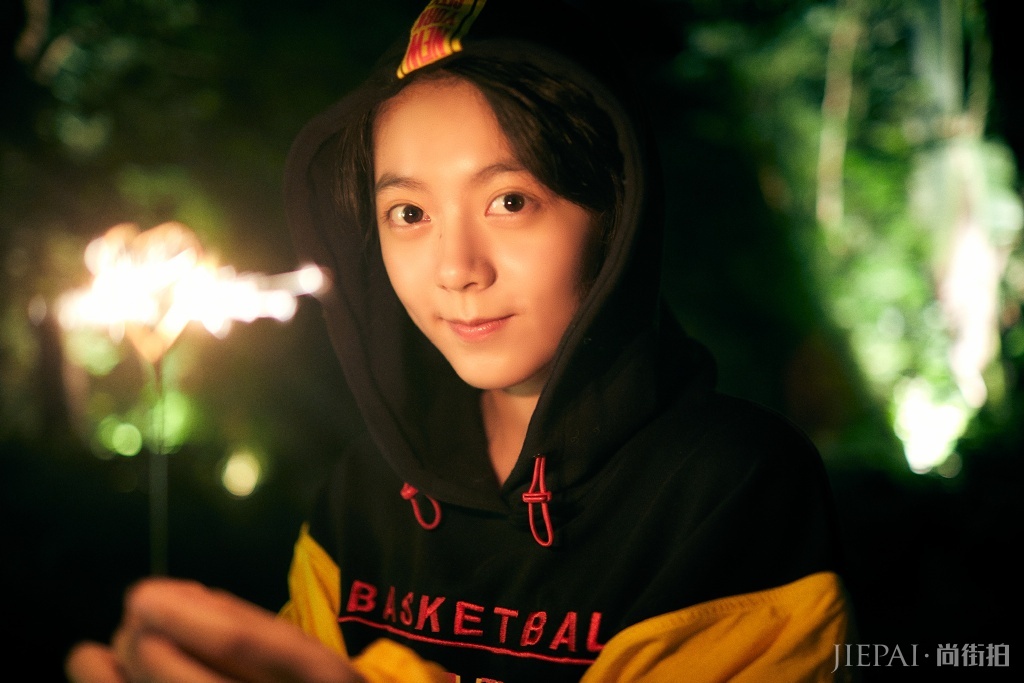 赵今麦私服搭配太高级!条纹衫配碎短发气场颜值神似王菲