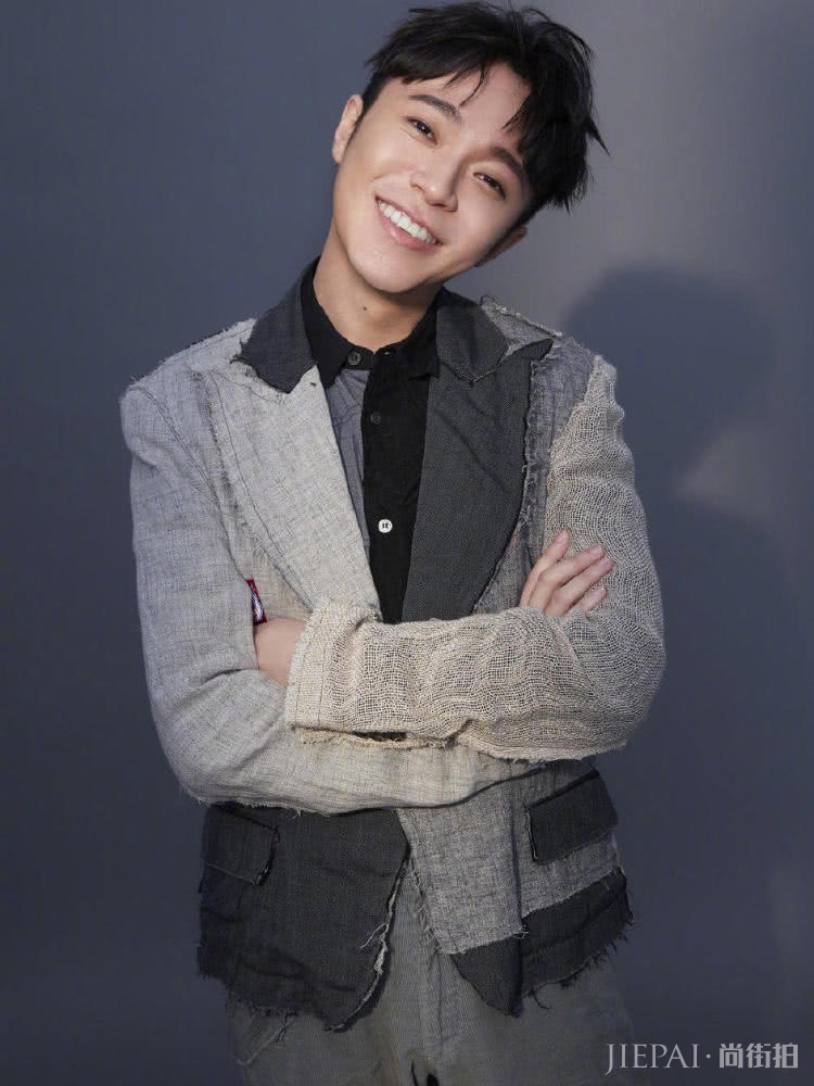 吴青峰拼接渔网装，造型大胆又独特