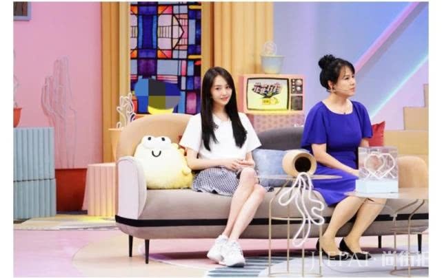 郑爽与妈妈首次综艺节目同框，街边偶遇忍不住夸好年轻