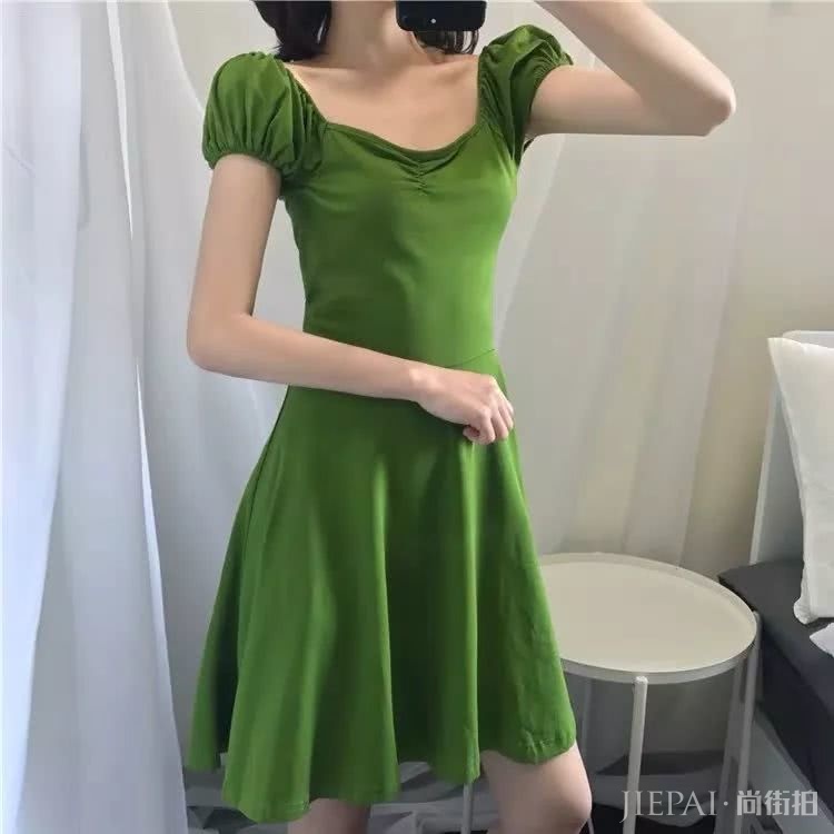 没错，这就是你想要的显白牛油果绿穿搭指南