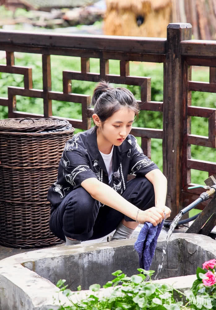 张子枫向往的生活上热搜，私服穿搭有品位