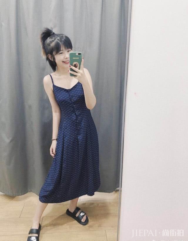 优衣库基本款连衣裙怎么穿出时尚感？