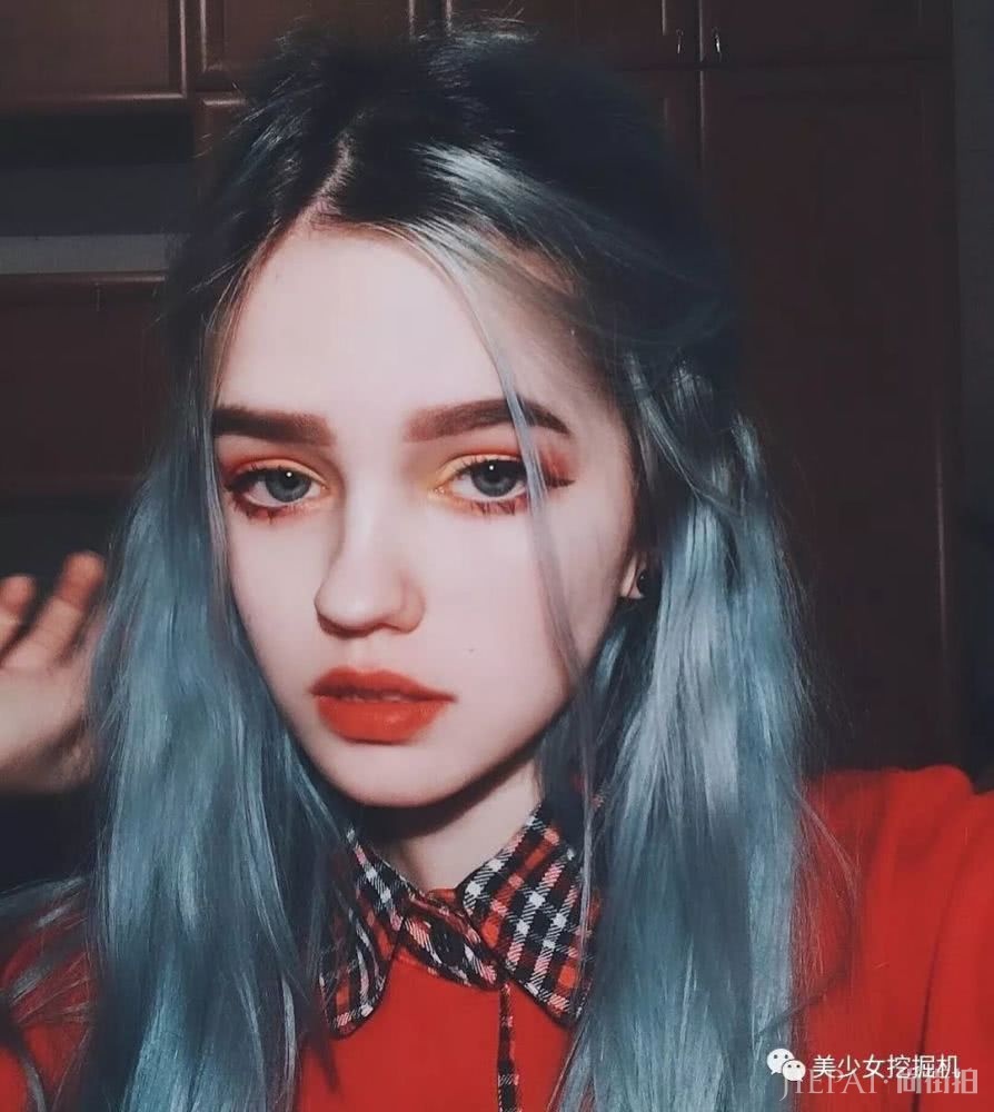 长着一张精灵脸的俄罗斯少女,都拜倒在她的彩虹眼影和神仙发色