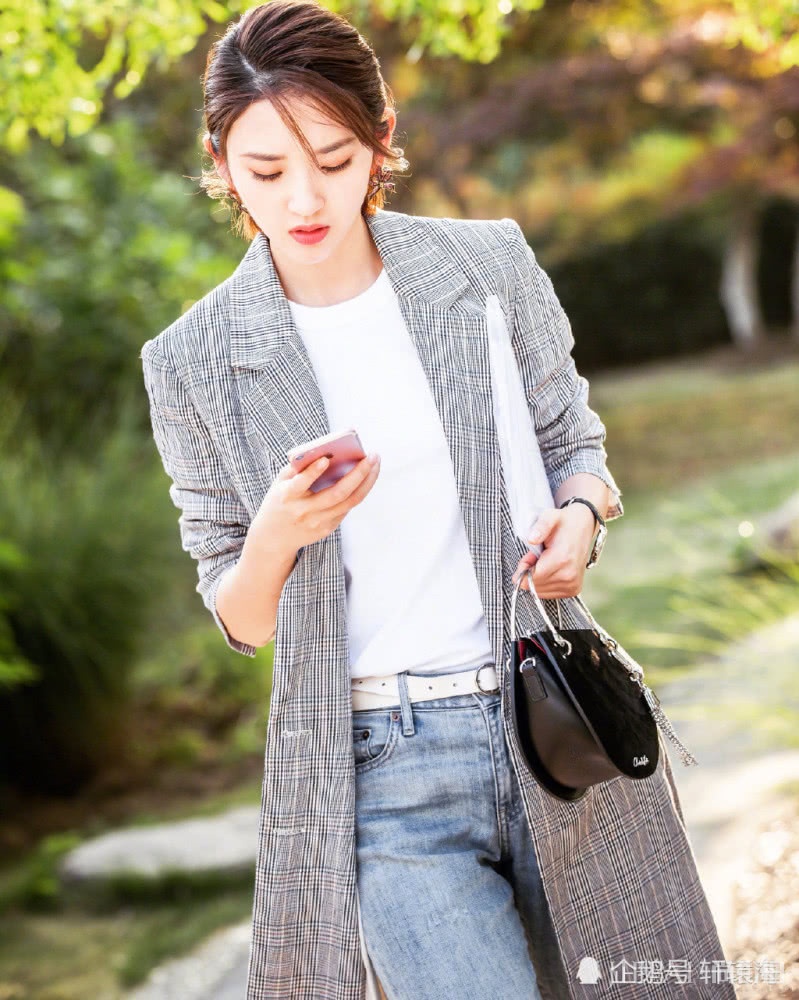 唐艺昕吊带背心，配半身裙俏皮又显嫩