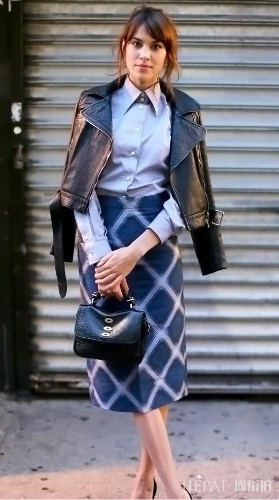 欧美街拍 诱人的铅笔裙凸显身材还好看