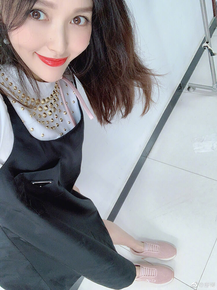 唐嫣深夜做吃播自曝喜欢吃酸，穿A字裙疑曝光孕肚