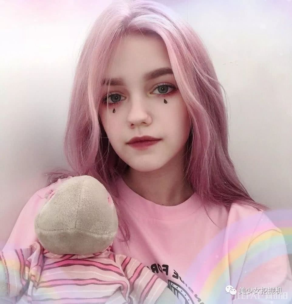 长着一张精灵脸的俄罗斯少女,都拜倒在她的彩虹眼影和神仙发色