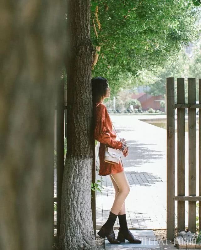 夏天学刘雯穿黑皮靴，初秋天气穿潮范十足