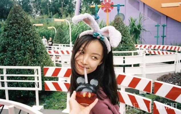 空乘倪妮偶遇艺人倪妮,两人同姓同名很有缘,空姐颜值不输明星