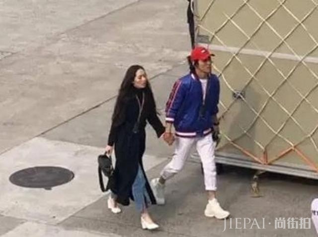 郭碧婷、向佐被偶遇街头甜蜜互换冰淇淋，他们在路人的镜头里更甜