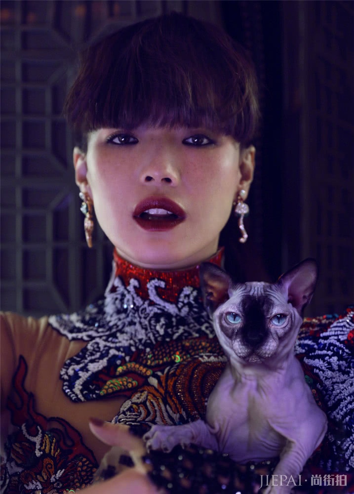 舒淇新发型拍杂志,齐刘海搭配烈焰红唇,复古造型撞脸吴莫愁