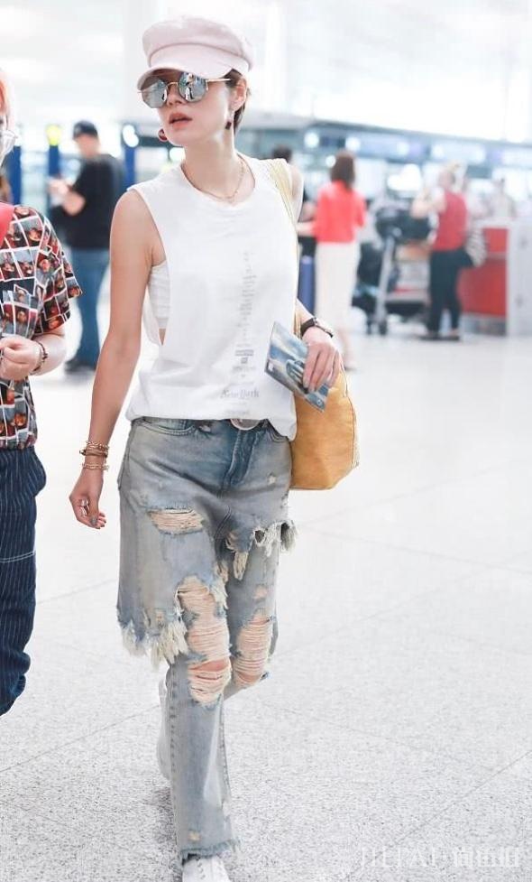 被传离婚后马伊琍首次现身,戴“可乐瓶盖”耳环打扮超年轻