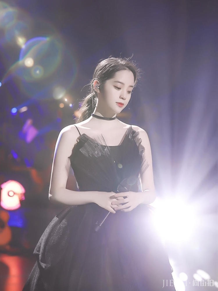 欧阳娜娜换新发型，身穿一套红色衬衫裙又酷又甜