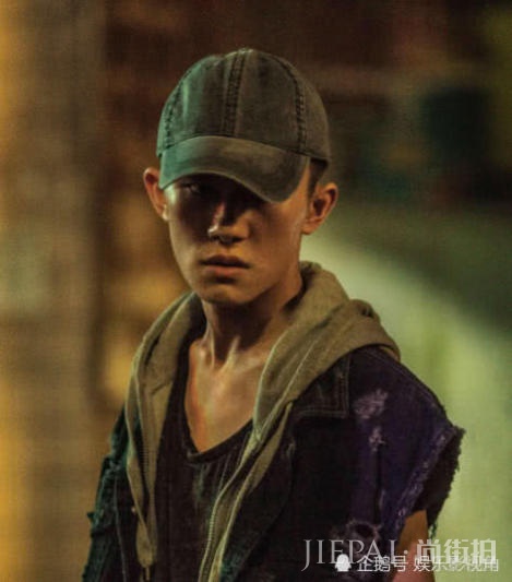 《少年的你》周冬雨留寸头，易烊千玺扎后辫！