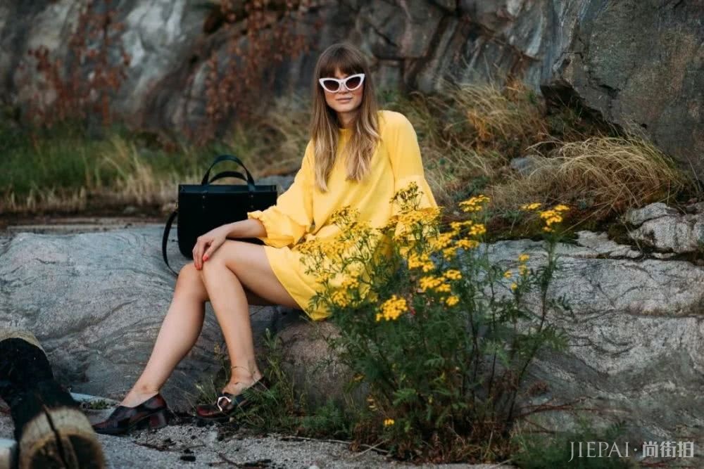 欧美街拍示范：圆脸女孩巧用猫眼墨镜显时尚