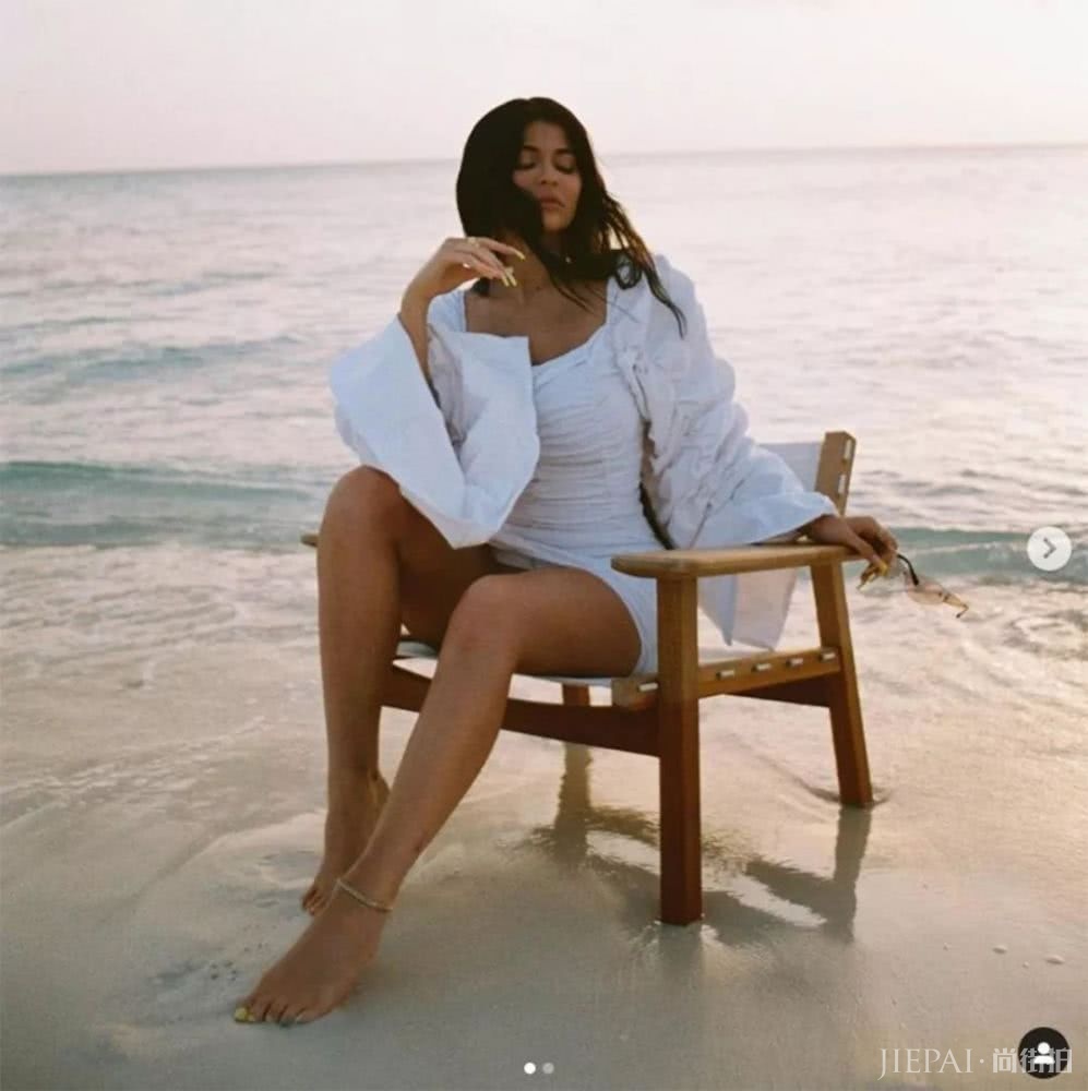 22岁金小妹晒沙滩靓照,眼神显绕指柔情,妩媚之余还不忘发鸡汤