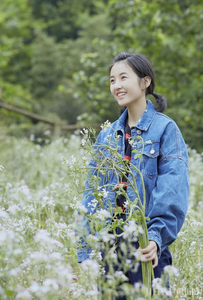 张子枫向往的生活上热搜，私服穿搭有品位