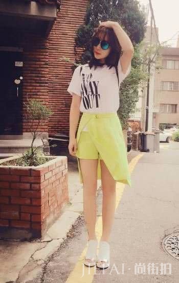 柳岩一身清爽打扮现身装扮个性少女,可惜败给了这双鞋拉低美感