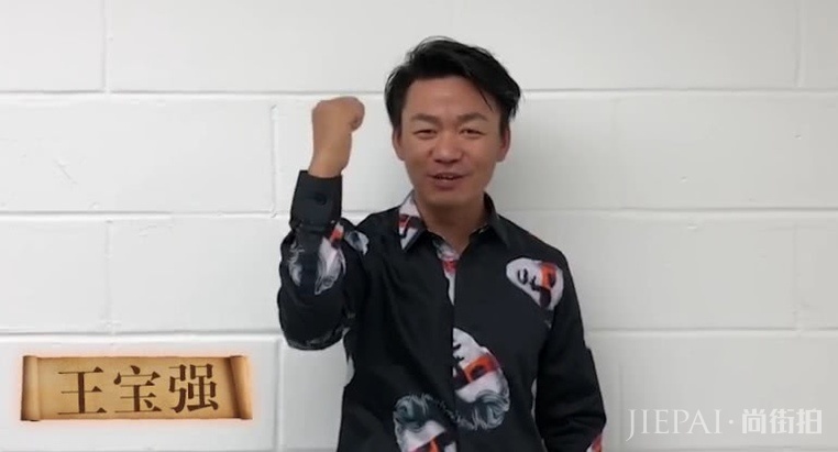 王宝强料理完母亲丧事回京,状态憔悴情绪失控用脚踢开门