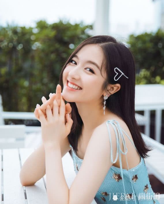 李兰迪这么细的吊带裙都敢穿了，真能减肥