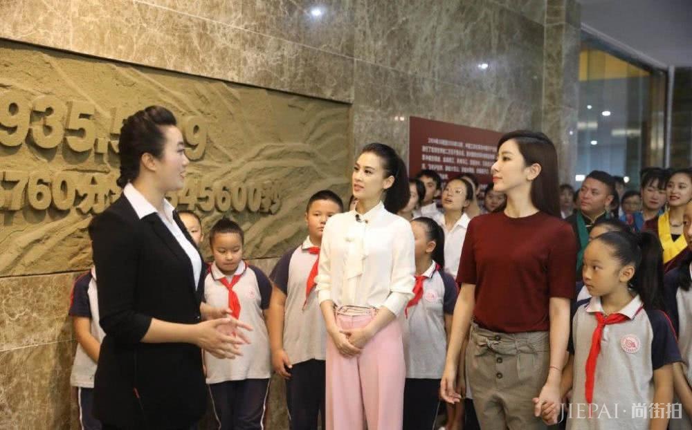 黄圣依少女装出席活动，与央视女主持同台，却因这个细节惨遭白眼