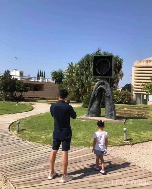 汪小菲一家国外旅行,与大S另类秀恩爱,女儿已长高到爸爸的腰间