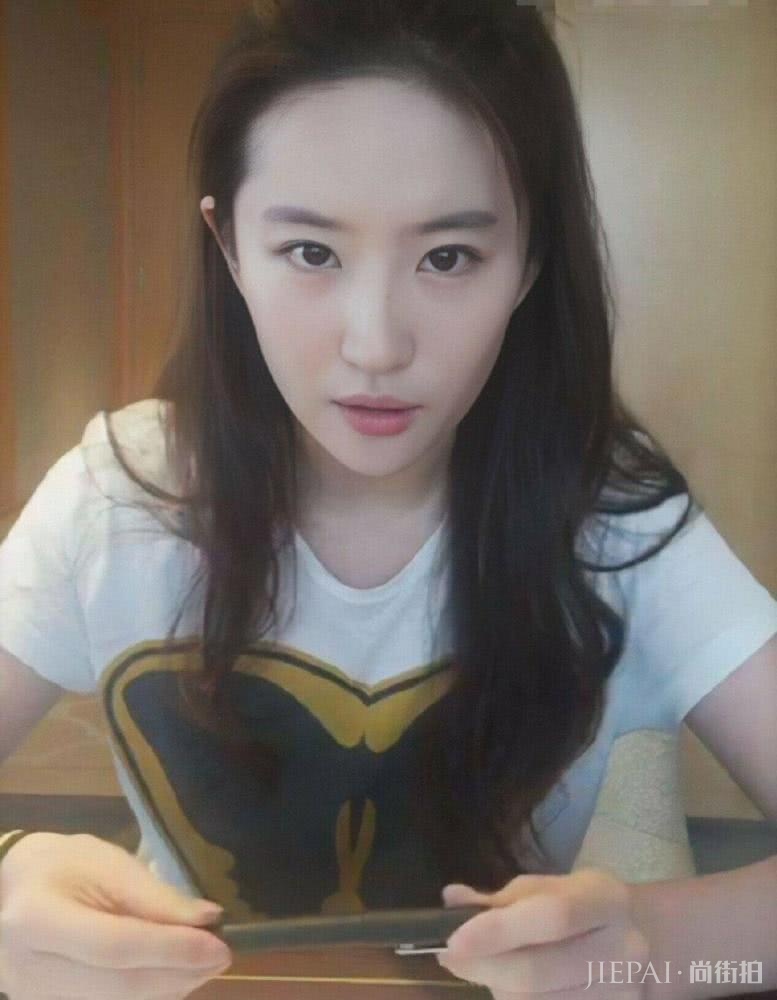 刘亦菲脸型疑从圆变方?视频照片对比样貌大不同