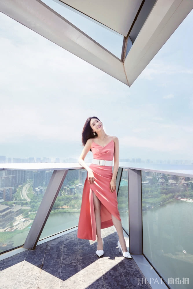 御姐如何变少女？江疏影牛油果色连衣服配流苏马尾辫简单还减龄