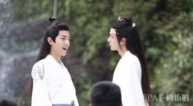 王一博首晒全家福,看到妈妈的长相后,网友:“初恋女神”!