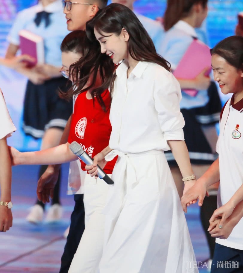 19年还穿A型裙？试试杨颖叠叠裙，显高还时髦