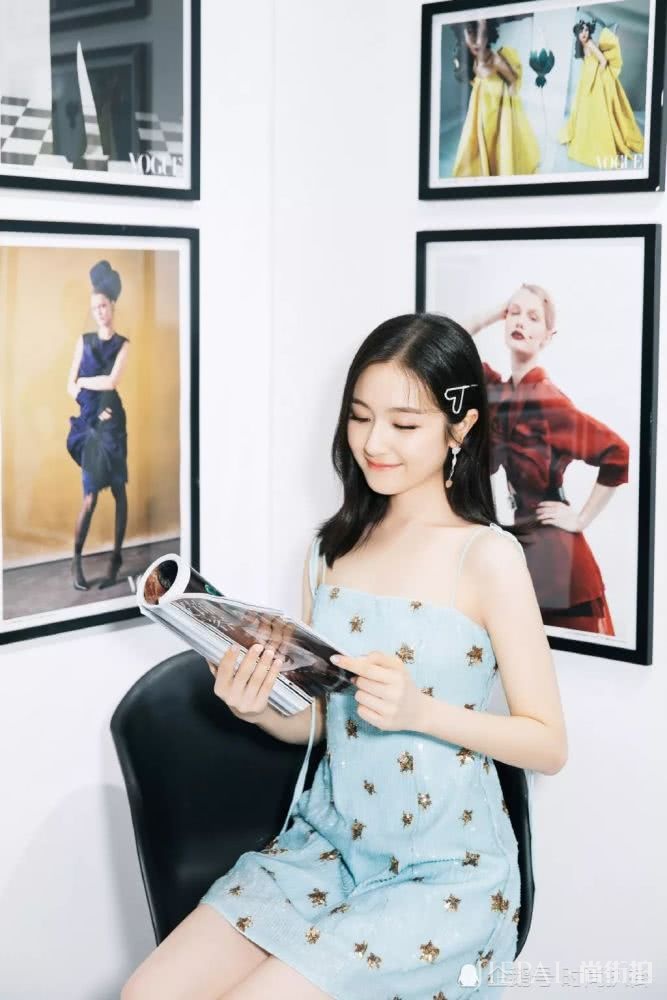 李兰迪这么细的吊带裙都敢穿了，真能减肥