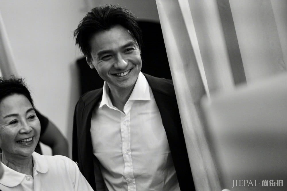 冯德伦穿搭随意休闲,堪称大叔辈的典范