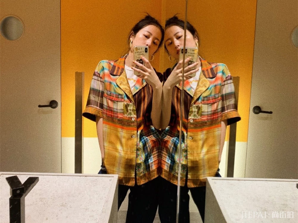 周雨彤多解了颗扣子，居然连Polo衫都变高级了